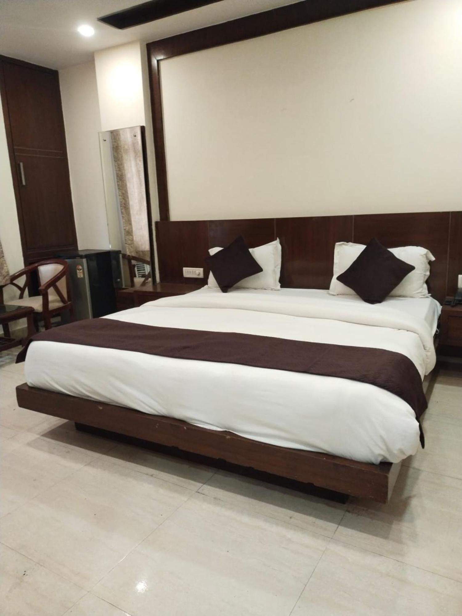 Hotel Lav Kush Deluxe At Paharganj New Delhi Exterior photo